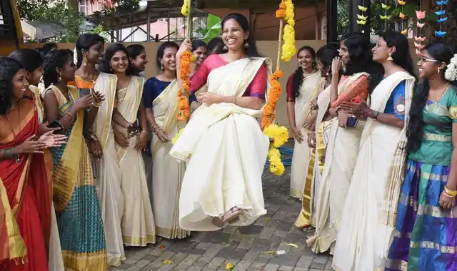 5 सितंबर को केरल के कोची में ओनम के मौके पर कॉलेज की छात्राएं पारंपरिक वेशभूषा में