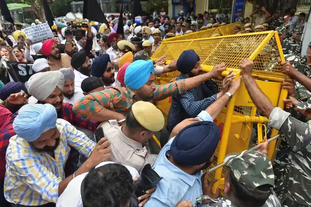नई दिल्ली में सिख समुदाय के लोगों को पाकिस्तान हाई कमीशन में घुसने से रोकते हुए सुरक्षाकर्मी. पाकिस्तान में सिख लड़कियों को जबरदस्ती अगवा कर धर्म परिवर्तन करने के खिलाफ सिख समुदाय को लोगों ने किया था विरोध प्रदर्शन (2 सितंबर 2019)
