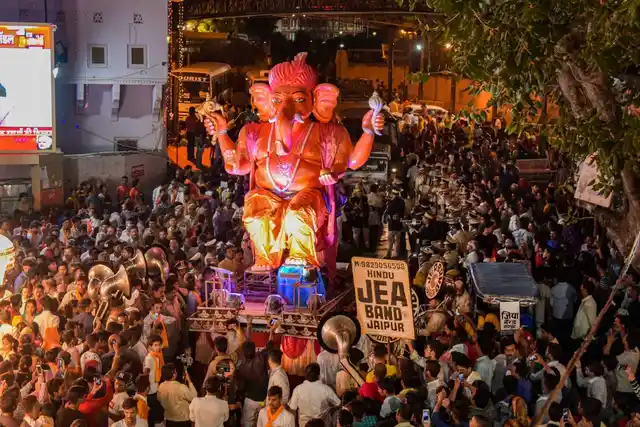 जयपुर में गणेश चतुर्थी के मौके पर गणेश भगवान की मूर्ति के साथ भक्त (3 सितंबर)