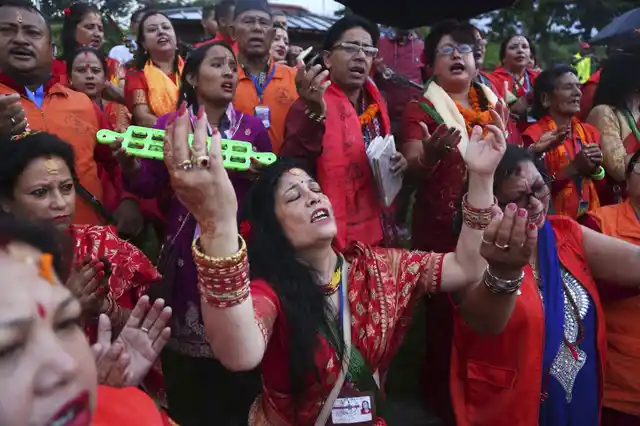 गोहाटी में लताशील मंदिर में गणेश भगवान की पूजा करते हुए लोग(2 सितंबर)