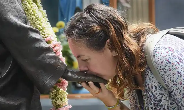 कोलकाता में मदर टेरेसा की मूर्ति को चूमती हुई उनकी एक फॉलोवर. 5 सितंबर को मदर टेरेसा की 22वीं बरसी थी.