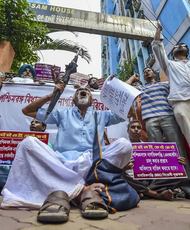 कोलकाता में असम भवन के बाहर एनआरसी की फाइनल लिस्ट से निकाले गए 19 लाख लोगों के निकाले जाने के बाद विरोध प्रदर्शन करते हुए बुजुर्ग(2 सितंबर)