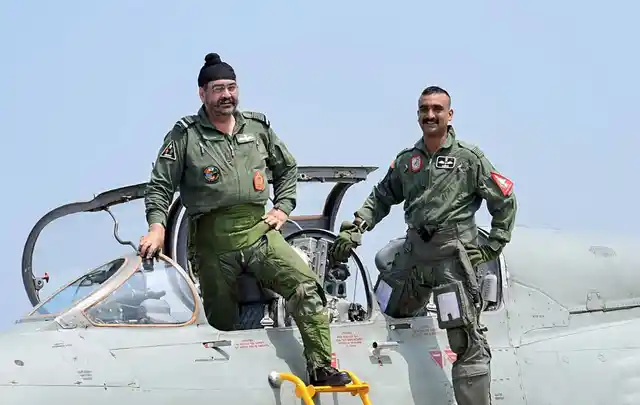 वायुसेना चीफ बीएस धनोआ ने विंग कमांडर अभिनंदन वर्धमान के साथ पठानकोट एयर स्टेशन से मिग-21 में आखिरी उड़ान भरी. (2 सितंबर)