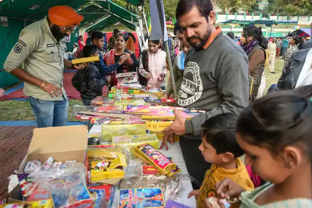 श्रीनगर में भी लोग जमकर खरीद रहे हैं पटाखे