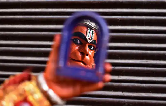 प्रयागराज में “हनुमान जयंती” के अवसर पर हनुमान के अवतार में एक भक्त