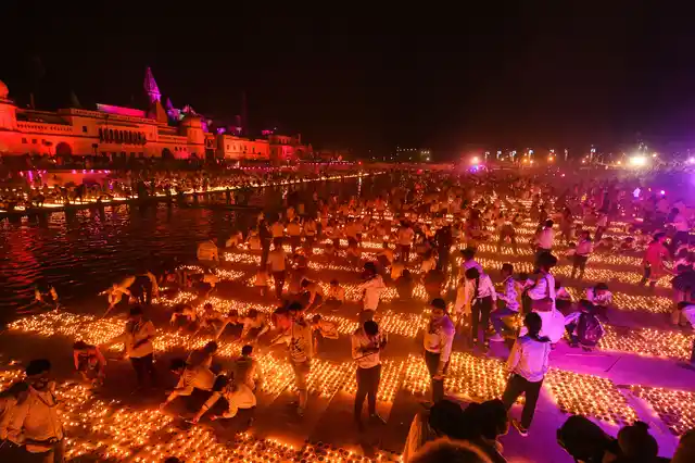 अयोध्या में 5 लाख 51 हजार दीए जलाने का बना रिकॉर्ड 