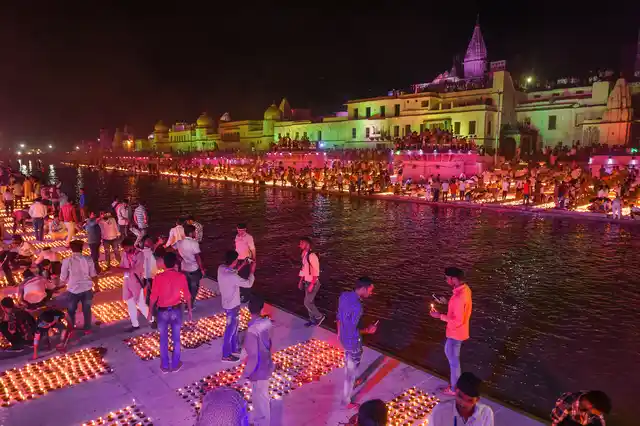 स्थानीय लोग और पर्यटक बड़ी संख्या में भव्य दीपोत्सव समारोह में शामिल हुए