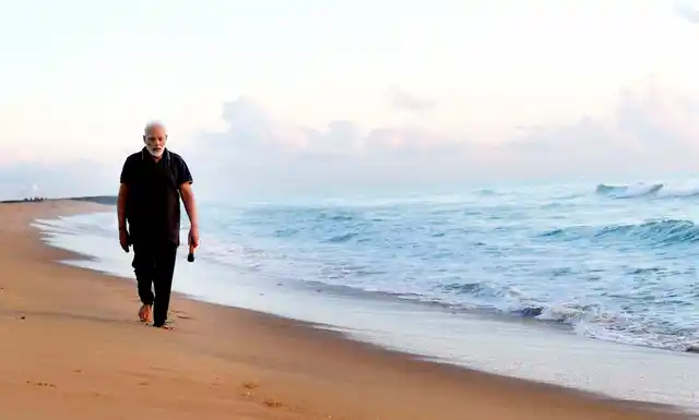 महाबलीपुरम में समुद्र के तट पर सैर करते पीएम मोदी