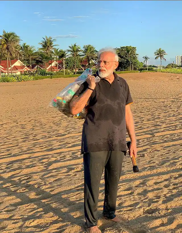 पीएम मोदी ने महाबलीपुरम में सुबह की सैर के साथ-साथ समुद्र तट की सफाई भी की