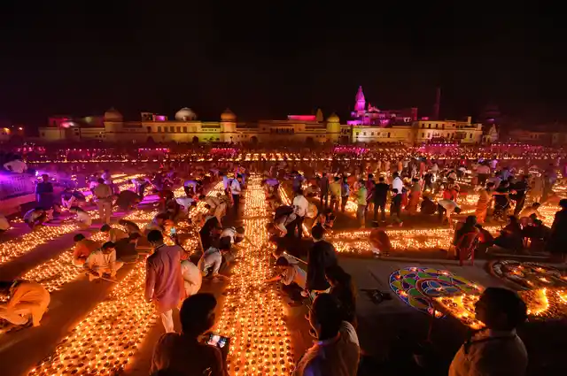 अयोध्या में सरयू नदी के किनारे अलग-अलग घाटों पर 5.50 लाख से अधिक मिट्टी के दीपक जलाए गए