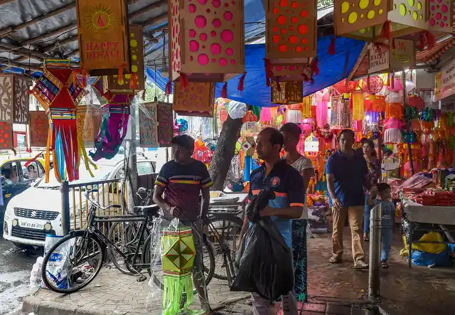 दिवाली से पहले मुंबई में बारिश, दुकानदारों और ग्राहकों ने प्लास्टिक से ढककर बचाया सामान