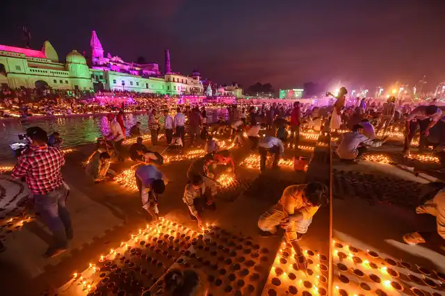 दिवाली के अवसर अयोध्या में दीपोत्सव समारोह का आयोजन किया गया