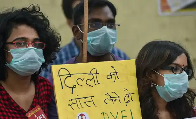 दिल्ली में प्रदूषण के खिलाफ एक्शन की डिमांड करते डेमोक्रेटिक यूथ फेडरेशन ऑफ इंडिया और जन स्वास्थ्य अभियान के सदस्य