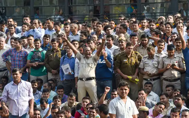 5 नवंबर को दिल्ली पुलिसकर्मियों ने तीस हजारी कोर्ट में हुई हिंसा के विरोध में किया प्रदर्शन