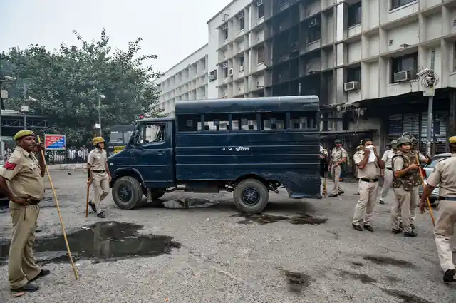 कुल मिलाकर ये पहले से ही फेल होते सिस्टम के लिए रेड अलर्ट है. आम आदमी, वकीलों और पुलिस से आम तौर पर नाराज दिखता