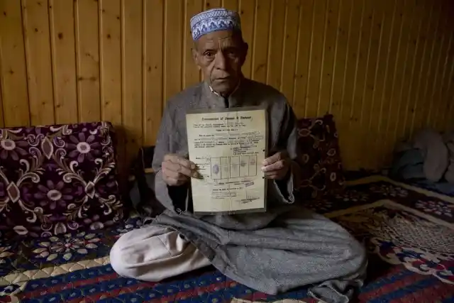 गुलाम मोहम्मद जरगर, एक कश्मीरी बुजुर्ग अपना डोमीसाइल सर्टिफिकेट दिखाते हुए. ये सिर्फ जम्मू-कश्मीर के परमानेंट नागरिकों को ही मिलता था (31 अक्टूबर)