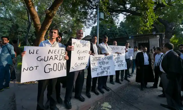 दिल्ली पुलिस के खिलाफ 6 नवंबर को दिल्ली हाईकोर्ट के बाहर वकीलों का प्रदर्शन