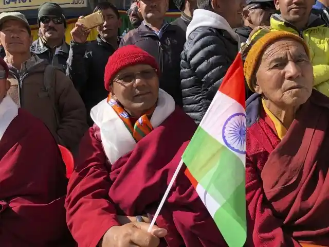 लद्दाख के केंद्र शासित राज्य में बदलने के बाद एक शख्स भारतीय झंडा फहराते हुए (31 अक्टूबर)