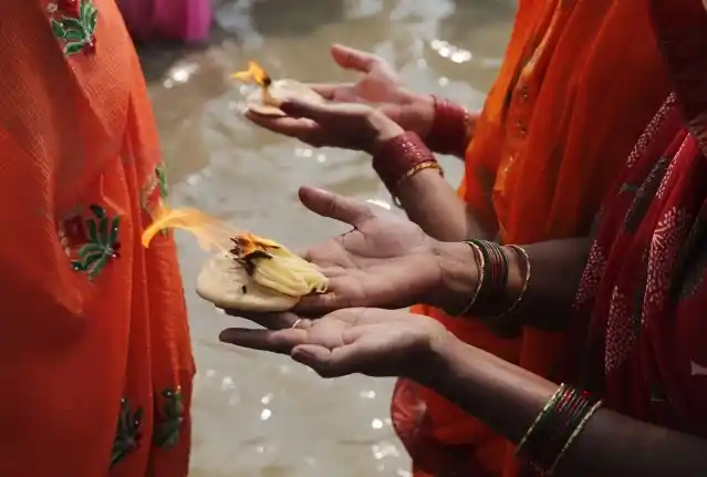 भाई दूज के मौके पर उत्तर प्रदेश के प्रयागराज में श्रद्धालु यमुना नदी में पूजा करते हुए (29 अक्टूबर)