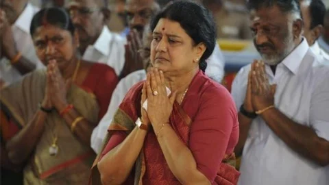 'ಸೆರೆಮನೆಯತ್ತ ಶಶಿಕಲಾ': ತಮಿಳುನಾಡು ರಾಜಕೀಯದ ದಿಕ್ಕು ಬದಲಿಸಿದ ಸುಪ್ರಿಂ ತೀರ್ಪು