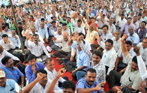 ಪಿಯುಸಿ ಮೌಲ್ಯಮಾಪನಕ್ಕೆ ಪರ್ಯಾಯದ ಆಟ: ಎಂಎಲ್ಸಿಗಳ ಮೇಲೆ ಚಪ್ಪಲಿ ತೂರಾಟ