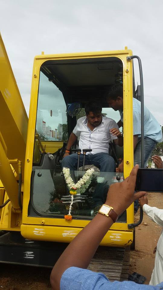 ತಂದೆ ಸ್ಥಾನದಲ್ಲಿ ಯೋಜನೆಯೊಂದಕ್ಕೆ ಚಾಲನೆ ನೀಡುತ್ತಿರುವ ಸುನಿಲ್ ಬೋಸ್