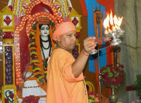 ಘೋರಖ್ನಾಥ್ ದೇವಾಲಯದಲ್ಲಿ ಆದಿತ್ಯನಾಥ್ ಯೋಗಿ