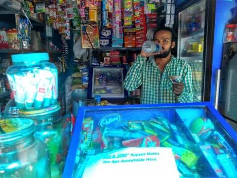 ಅಂಗಡಿ ನಡೆಸುತ್ತಿರುವ ಗಣೇಶ್ 