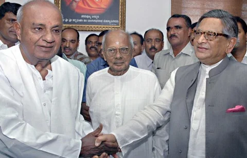 ಅಧಿಕಾರ ಇದ್ದಾಗ ಜಿದ್ದಾಜಿದ್ದಿ; ಇಲ್ಲದಿರುವಾಗ ದೋಸ್ತಿ: ಒಕ್ಕಲಿಗರ ವೇದಿಕೆಯಲ್ಲಿ ದೇವೇಗೌಡ- ಕೃಷ್ಣ ಅರಳು ಮರಳು!
