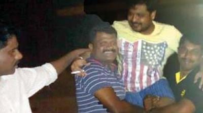 ಅಧಿಕಾರಿಗಳ ಭುಜದ ಮೇಲೆ ಸುನೀಲ್ ಬೋಸ್.