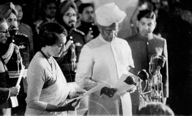 ಪ್ರಧಾನಿಯಾಗಿ ಇಂದಿರಾ ಗಾಂಧಿ ಪ್ರಮಾಣ ವಚನ ಸ್ವೀಕರಿಸುತ್ತಿರುವುದು