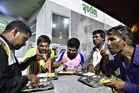 ELECTION TOUR: ಶಾಂತಿನಗರದಲ್ಲಿ ಹ್ಯಾರಿಸ್ ಪಾಲಿಗೆ ‘ಇಂದಿರಾ ಕ್ಯಾಂಟೀನ್’ ಮತಗಳ ಅಕ್ಷಯ ಪಾತ್ರೆ