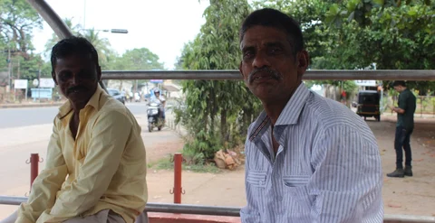ಲೋಕನಾಥ್, ಮಂಗಳೂರು ನಿವಾಸಿ (ಬಲಭಾಗದಲ್ಲಿ)