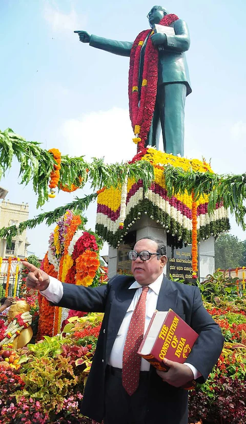 ವಿಧಾನಸೌಧದ ಎದುರಿನ ಅಂಬೇಡ್ಕರ್ ಪ್ರತಿಮೆಯ ಮುಂದೆ ಅಂಬೇಡ್ಕರ್ ವೇಷಧಾರಿ ವೇಣುಗೋಪಾಲ್