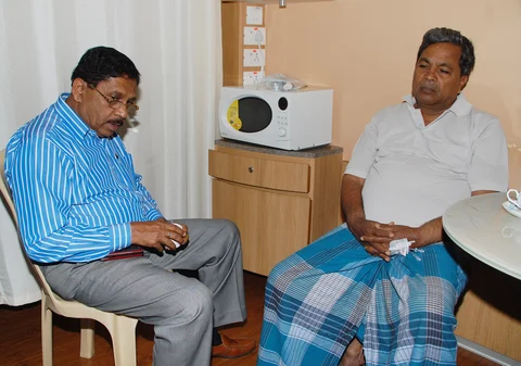 ಆಸ್ಪತ್ರೆಯಲ್ಲಿ ಸಿದ್ದರಾಮಯ್ಯ ಮತ್ತು ಜಿ. ಪರಮೇಶ್ವರ್. 