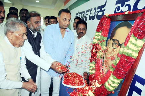 ಕೆಪಿಸಿಸಿ ಕಚೇರಿಯಲ್ಲಿ ಕಾಂಗ್ರೆಸ್ ಮುಖಂಡರು ಅಂಬೇಡ್ಕರ್ ಭಾವಚಿತ್ರಕ್ಕೆ ಪುಷ್ಪನಮನ ಸಲ್ಲಿಸಿದರು