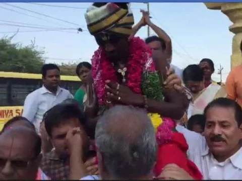 ದಲಿತ ವ್ಯಕ್ತಿಯನ್ನು ಹೆಗಲ ಮೇಲೆ ಹೊತ್ತಿರುವ ಅರ್ಚಕ.