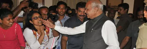ಮಹಿಳಾ ಪತ್ರಕರ್ತೆಯ ಕೆನ್ನೆ ಸ್ಪರ್ಷಿಸಿ, ಕ್ಷಮೆ ಯಾಚಿಸಿದ ತಮಿಳು ನಾಡು ರಾಜ್ಯಪಾಲರು
