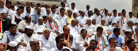ಗಾಂಧಿ ಪ್ರತಿಮೆ ಮುಂದೆ ಕಾಂಗ್ರೆಸ್- ಜೆಡಿಎಸ್ ಶಾಸಕರ ಪ್ರತಿಭಟನೆ