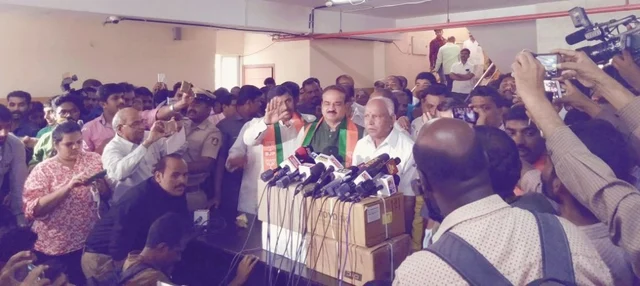 ಯಡಿಯೂರಪ್ಪಗೆ ಹೂಗುಚ್ಚ; ಶೋಭಾ ಮುಖ ಮಂದಸ್ಮಿತ: ಇದು ಬಿಜೆಪಿ ಕಚೇರಿಯ ಬುಧವಾರದ ಹೈಲೈಟ್!