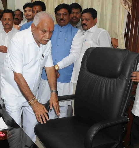 ಮುಖ್ಯಮಂತ್ರಿ ಚೇರ್ ಮೇಲೆ ಕೂರವ ಕ್ಷಣ ಮೊದಲು ಯಡಿಯೂರಪ್ಪ. 