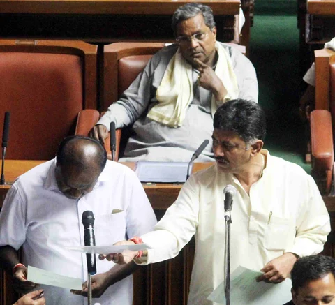 ವಿಧಾನಸಭೆಯಲ್ಲಿ ಎಚ್.ಡಿ. ಕುಮಾರಸ್ವಾಮಿ, ಡಿ.ಕೆ. ಶಿವಕುಮಾರ್ ಶಾಸಕರಾಗಿ ಪ್ರಮಾಣ ವಚನ ಸ್ವೀಕರಿಸುವುದನ್ನು ನೋಡುತ್ತಿದ್ದ ಮಾಜಿ ಮುಖ್ಯಮಂತ್ರಿ ಸಿದ್ದರಾಮಯ್ಯ