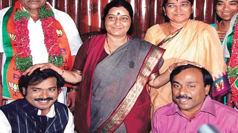 2008ರಲ್ಲಿ ಆಪರೇಷನ್ ಕಮಲದ ರೂವಾರಿಗಳಾದ ಶ್ರೀರಾಮುಲು ಮತ್ತು ಜನಾರ್ದನ ರೆಡ್ಡಿ ಜೋಡಿಗೆ ಸುಷ್ಮಾ ಸ್ವರಾಜ್ ಆಶೀರ್ವಾದ