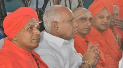 - ಮಠಾಧೀಶರೊಂದಿಗೆ ಬಿ.ಎಸ್. ಯಡಿಯೂರಪ್ಪ (ಸಾಂದರ್ಭಿಕ ಚಿತ್ರ)