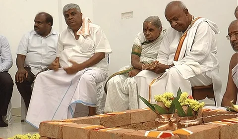 ‘ದೊಡ್ಡಗೌಡರ ದೈವಭಕ್ತಿ’: ಕುಮಾರಸ್ವಾಮಿ ಪತ್ರಿಕಾಗೋಷ್ಠಿಯಲ್ಲಿ ರೇವಣ್ಣ ಸಂಖ್ಯಾಶಾಸ್ತ್ರ!