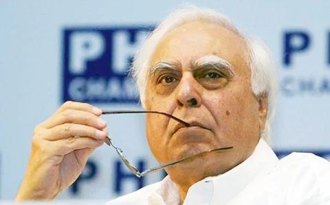 ಕಪಿಲ್ ಸಿಬಲ್, ಹಿರಿಯ ಕಾಂಗ್ರೆಸ್ ನಾಯಕ ಹಾಗೂ ನ್ಯಾಯವಾದಿ. 