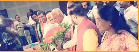 ಯಡಿಯೂರಪ್ಪಗೆ ಹೂಗುಚ್ಚ; ಶೋಭಾ ಮುಖ ಮಂದಸ್ಮಿತ: ಇದು ಬಿಜೆಪಿ ಕಚೇರಿಯ ಬುಧವಾರದ ಹೈಲೈಟ್!
