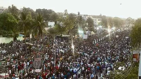 ತೂತುಕುಡಿಯಲ್ಲಿ ಪ್ರತಿಭಟನೆಯ ವೇಳೆ ನೆರೆದಿದ್ದ ಜನಸಾಗರ.