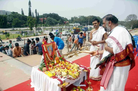 ಸೋಮವಾರ ವಿಧಾನಸೌಧದ ಮೆಟ್ಟಿಲುಗಳ ಮೇಲೆ ನಡೆದ ವಿಶೇಷ ಪೂಜೆ