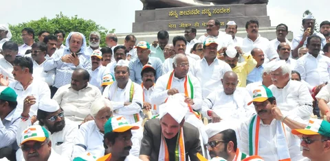 ಗುರುವಾರ ಗಾಂಧಿ ಪ್ರತಿಮೆ ಮುಂದೆ ನಡೆದ ಕಾಂಗ್ರೆಸ್- ಜೆಡಿಎಸ್ ಜಂಟಿ ಪ್ರತಿಭಟನೆ. ಘೋಷಣೆಗಳಿಗಿಂತ ಅಲ್ಲಿ ದೇವೇಗೌಡರ ಮೌನವೇ ಹೆಚ್ಚು ಸದ್ದು ಮಾಡುತ್ತಿತ್ತು. 